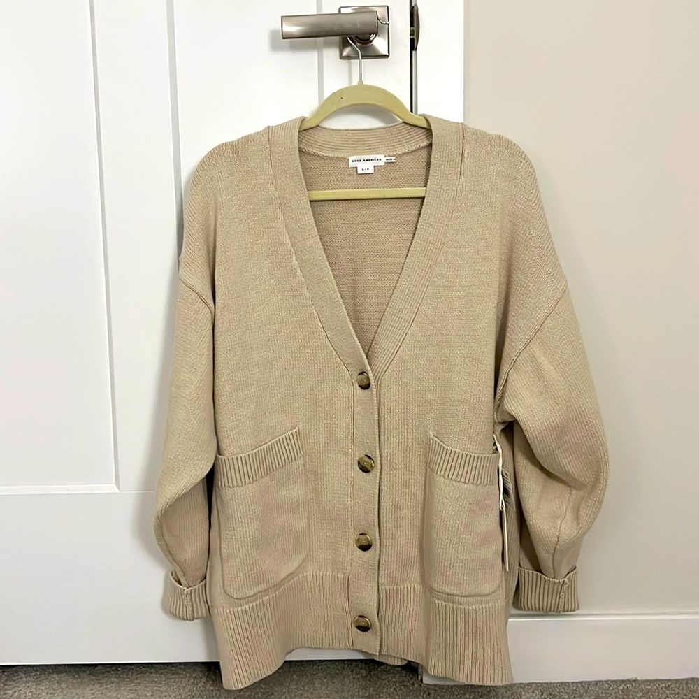NWT Good American beige cardigan with heavy duty tortoise buttons, never worn